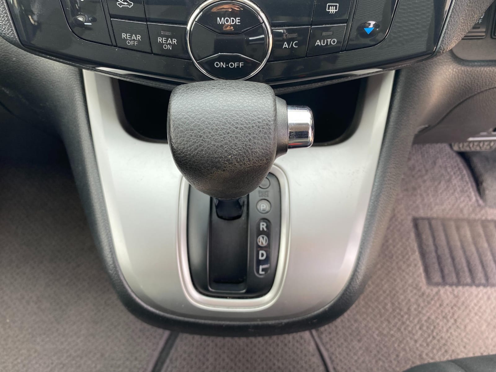 2013 NISSAN SERENA